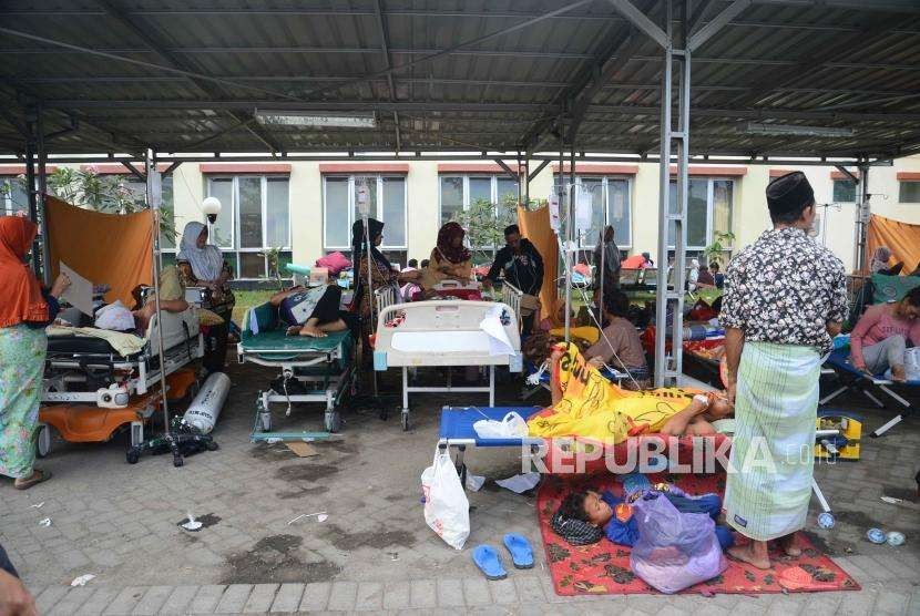 Patients of Mataram General Hospital rushed out of the hospital following a strong aftershock in Lombok, West Nusa Tenggara, on Thursday (Aug 9).