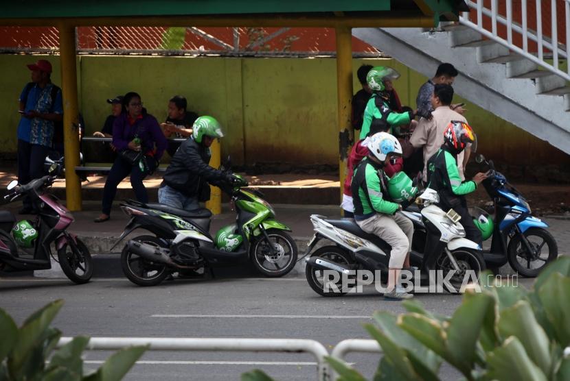 Sejumlah ojek online menunggu penumpang di Kawasan Tebet, Jakarta, Jumat (27/7).