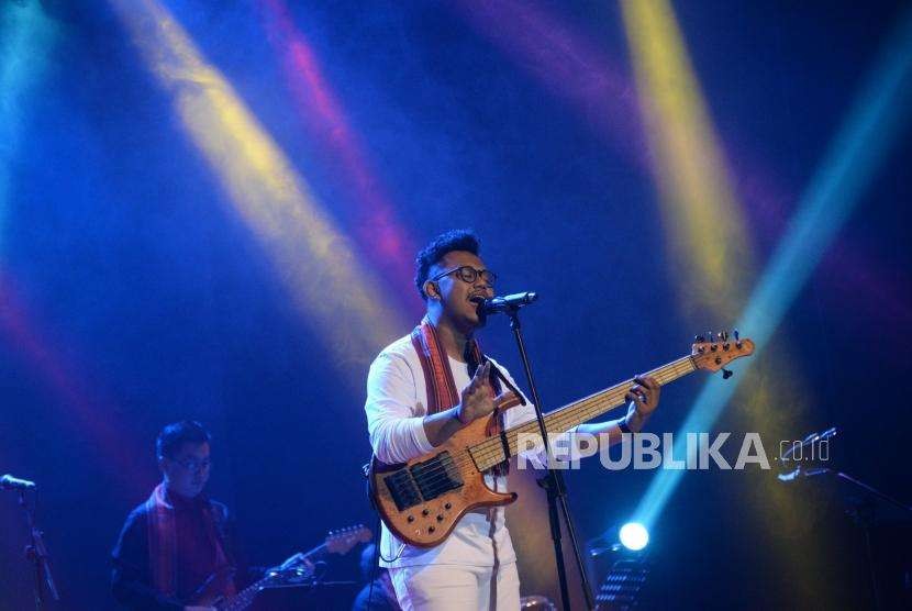 Musisi asal Aceh Alul tampil pada konser kemanusiaan Jakarta Loves Lombok di Gedung Kesenian Jakarta, Rabu (19/9) malam.