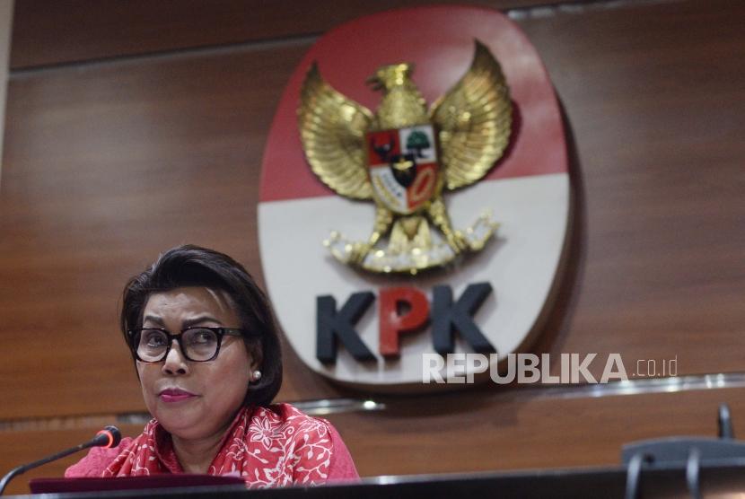 Wakil Ketua KPK, Basaria Panjaitan memberikan keterangan terkait operasi  tangkap tangan yang  dilakukan Komisi Pemberantasan Korupsi terhadap di Jakarta, Rabu (12/12).