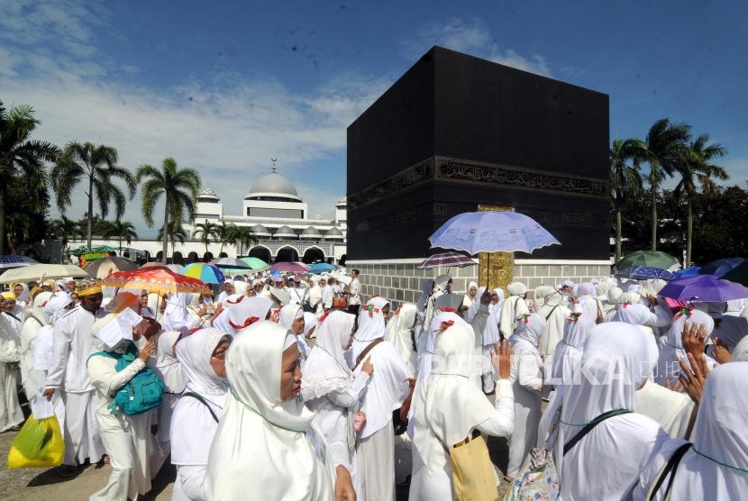 Sejumlah warga mengikuti kegiatan manasik haji di Asrama Haji Pondok Gede, Jakarta.