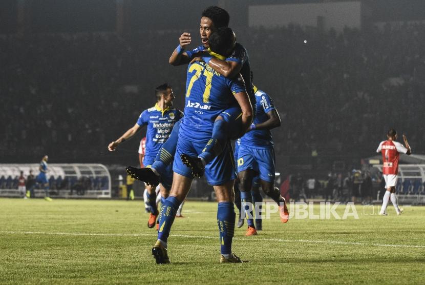 Pemain Persib Bandung melakukan selebrasi usai mencetak gol ke gawang Persipura Jayapura pada pertandingan Liga 1 2019 di Stadion Si Jalak Harupat, Kabupaten Bandung, Ahad (18/5).