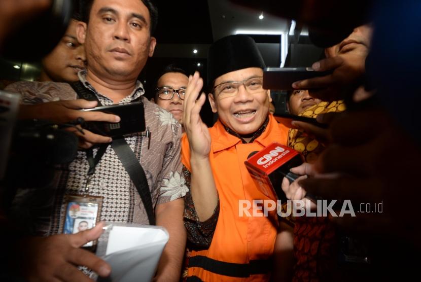 Deputy House Speaker Taufik Kurniawan weans orange vest of KPK detainee after being grilled for nine hours by KPK investigators at the anti-graft agency office, Jakarta, on Friday (Nov 2).