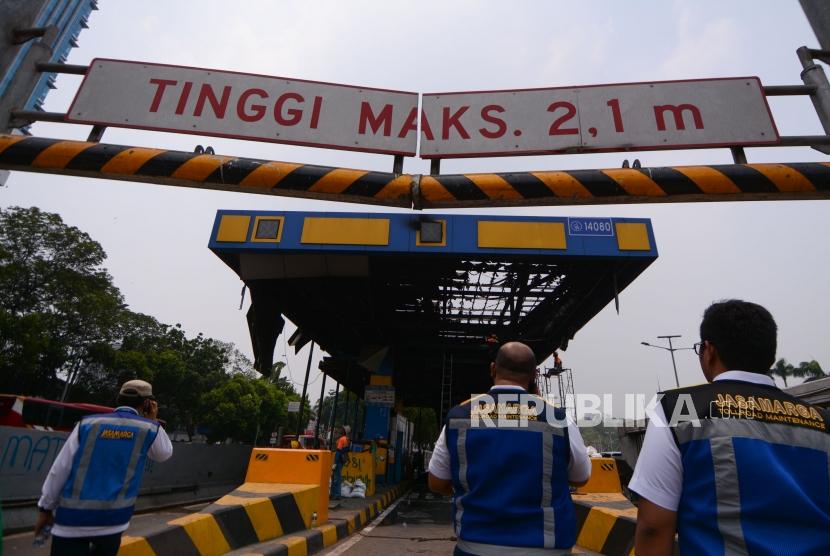 Petugas Jasa Marga membongkar puing-puing gerbang tol yang terbakar akibat aksi 24 September 2019 di Gedung DPR Senayan, Pejompongan, Jakarta, Rabu (25/4/2019).