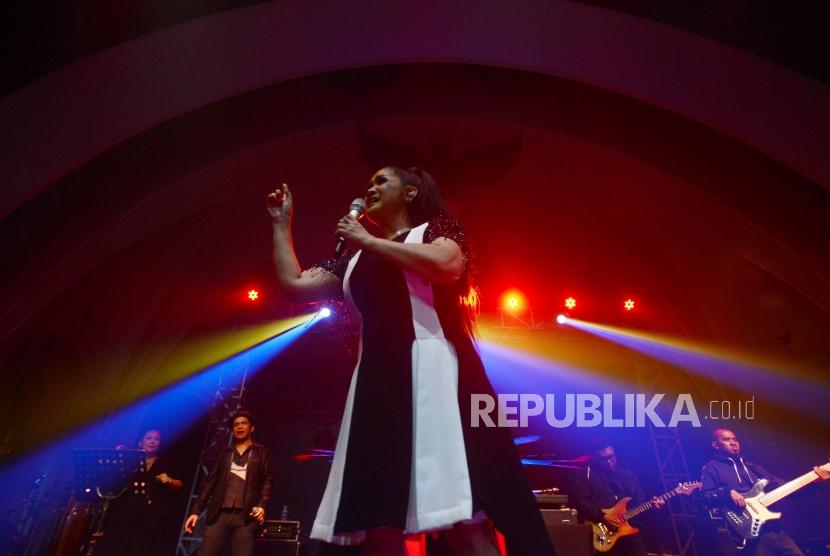 Konser Vina Panduwinata: Penyanyi Vina Panduwinata saat tampil di The Pallas, SCBD, Jakarta, Selasa (27/2) malam.