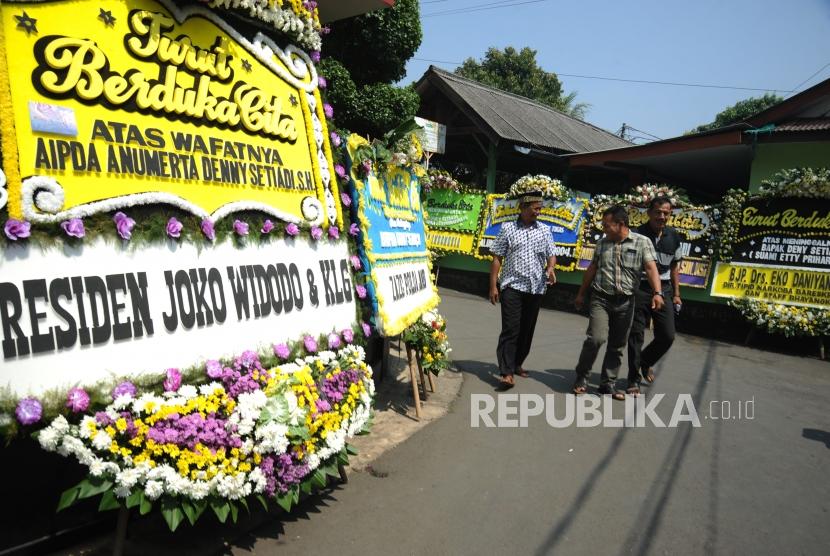 Suasana kediaman korban  Aipda Anumerta Denny Setiadi di Cipayung, Jakarta Timur. (10/5).