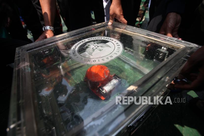 Petugas mengangkat kotak hitam (black box) Pesawat Lion JT-610 