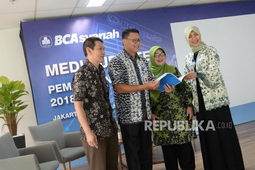 Paparan Kinerja 2018. Presiden Direktur BCA Syariah John Kosasih (kedua kiri), Direktur Rickyadi Widjaja, Direktur Houda Muljanti, dan Direktur Tantri Indrawati (dari kiri) berbincang sebelum Paparan Kinerja PT Bank BCA Syariah 2018, di Jakarta, Kamis (28/2/2019).