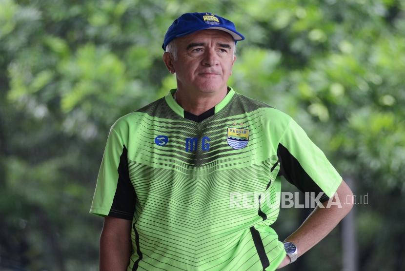 Pelatih Persib Roberto Carlos Mario Gomez memantau latihan fisik pemain Persib, di Lapangan Pajajaran, Kota Bandung, Senin (5/3).