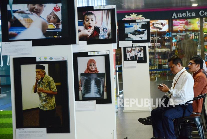 Pameran foto dalam rangka peringatan Hari Tuberkulosis (TBC) yang digelar Kantor Kesehatan Pelabuhan (KKP) Kelas II Bandung di Bandara Husein Sastranegara, Kota Bandung, Senin (9/4).