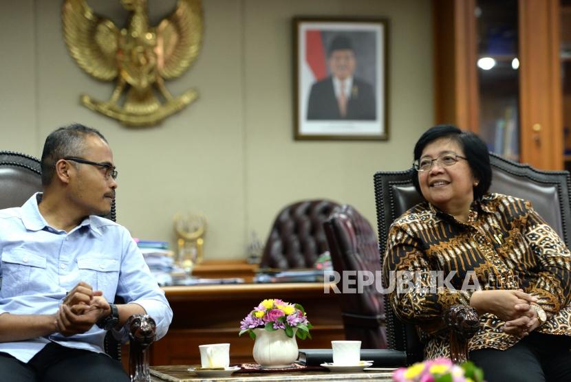 Menteri Kehutanan dan Lingkungan Hidup Siti Nurbaya Bakar (kanan) berdiskusi bersama Pemred Harian Republika Irfan Djunaidi saat bertemu di Kementerian Kehutanan dan Lingkungan Hidup, Jakarta, Jumat (12/1).