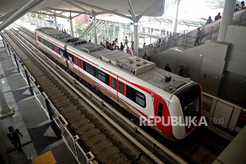 Sejumlah warga naik Light Rail Transit (LRT) Jakarta fase I rute Kelapa Gading-Velodrome, Jakarta, Selasa(11/6).