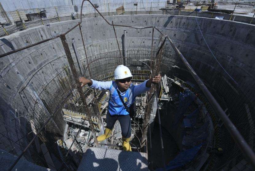 Pekerja berada di proyek pembangunan rumah turbin untuk  PLTA Jatigede, Sumedang, Jawa Barat, Senin (9/7).