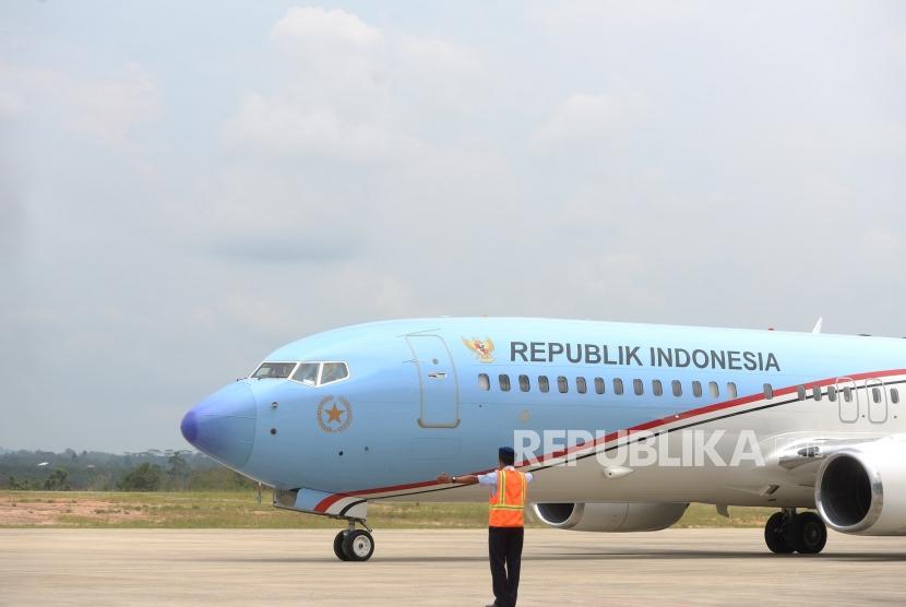 Mendarat Pertama Kali. Pesawat Kepresidenan Republik Indonesia mendarat pertama kali di Bandara APT Pranoto, Samarinda, Kalimantan Timur, Kamis (25/10).