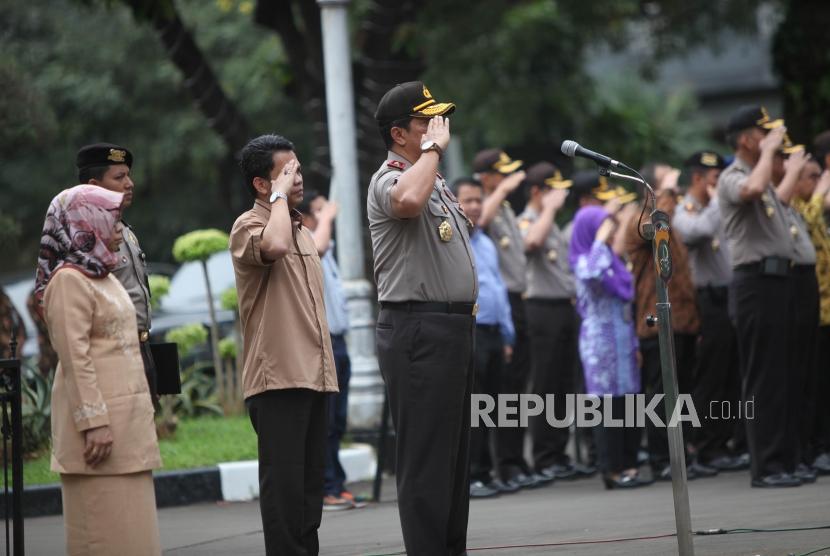 Kapolda Lampung Irjen Pol Purwadi Arianto memimpin upacara.