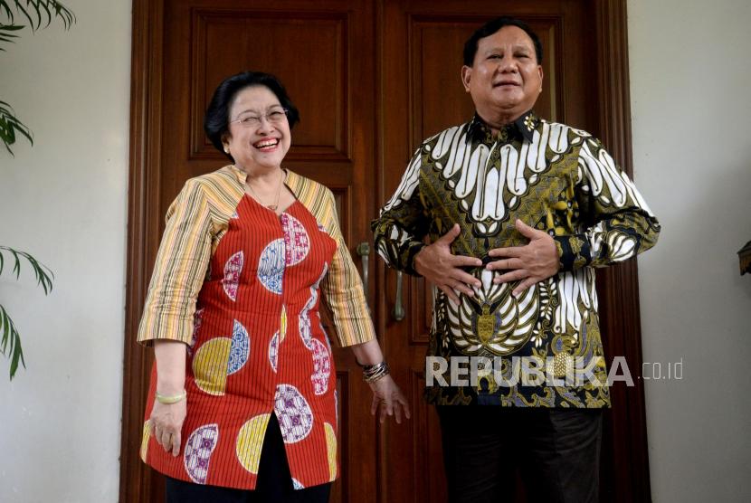 Ketua Umum PDI Perjuangan Megawati Soekarnoputri bersama Ketua Umum Partai Gerindra Prabowo Subianto usai melakukan pertemuan di kediaman Jalan Teuku Umar, Jakarta, Rabu (24/7).