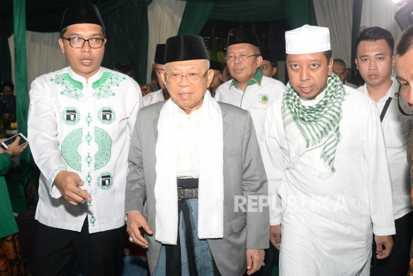 Vice presidential candidate number 01 KH Ma'ruf Amin (center) attends the commemoration of the 46th anniversary of PPP in Jakarta, Sunday (Jan 6) evening.
