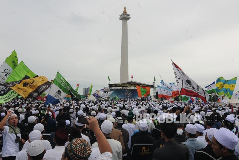 Sejumlah umat Muslim menghadiri peringatan Maulid Nabi Muhammad SAW 1439 Hijriah di Lapangan Medan Merdeka Selatan Monumen Nasional (Monas), Jakarta, Jumat (1/12).