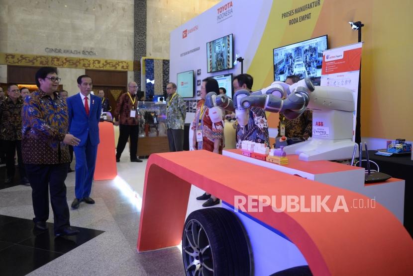 Peluncuran Making Indonesia 4.0. Presiden Joko Widodo meninjau stand pameran saatt pembukaan Industrial Summit 2018 serta Peluncuran Making Indonesia 4.0 di Balai Sidang Jakarta, Rabu (4/4).