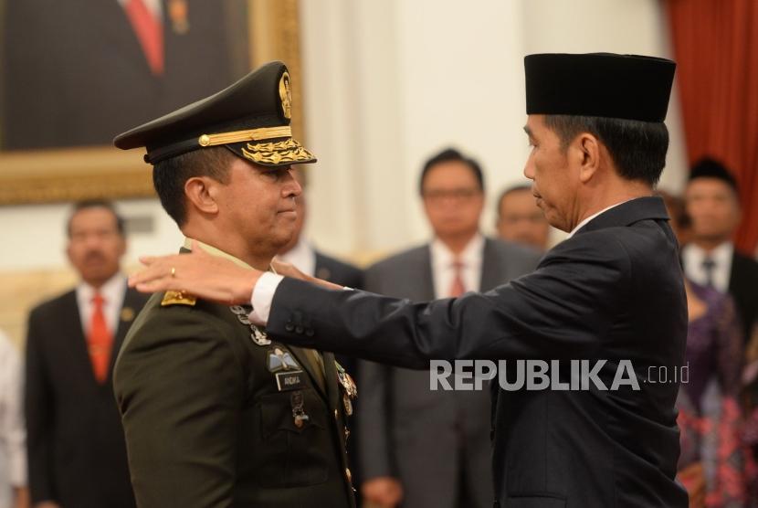 President Joko Widodo (right) installs new Army chief of staff (KSAD) Andika Perkasa at State Palace, Jakarta, Thursday (Nov 22).