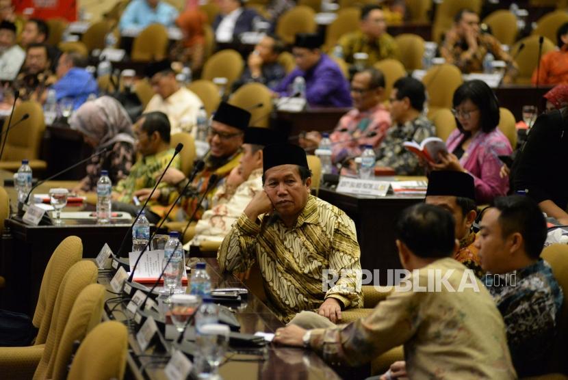 Sejumlah anggota DPD mengikuti sidang Paripurna DPD di Kompleks Parlemen, Senayan, Jakarta, Rabu (2/10).