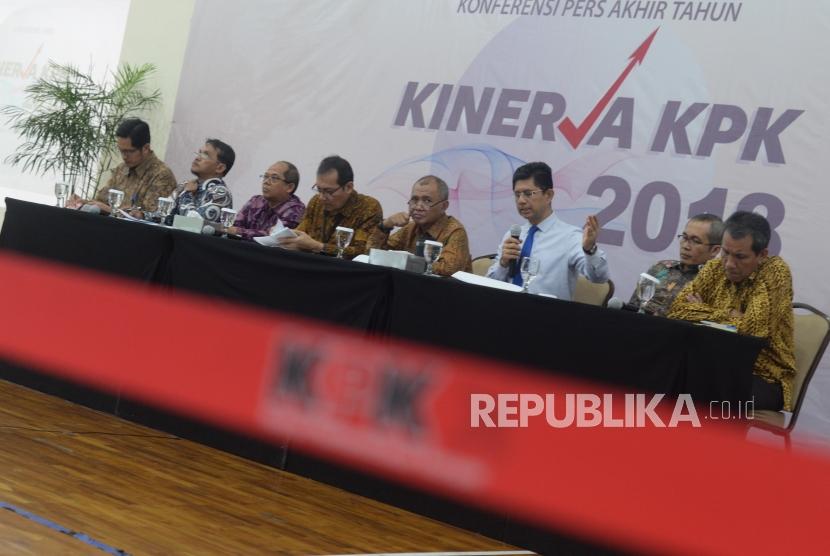 Wakil Ketua KPK  Laode M Syarif (kedua kanan) menjelaskan hasil kinerja kpk saat konferensi  pers terkait  kinerja KPK selama tahun 2018 di KPK, Jakarta, Rabu (19/12).