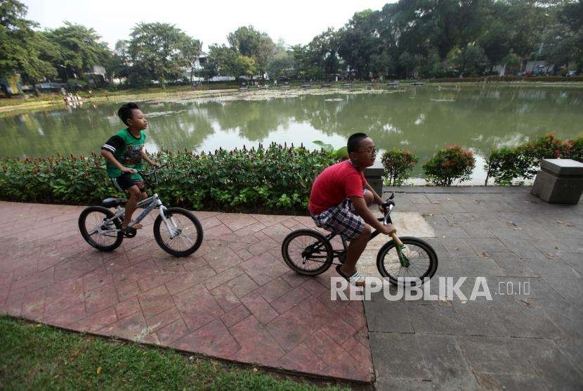 Sejumlah anak bermain sepeda di Taman Setu Lembang, Jakarta, Kamis (2/8).