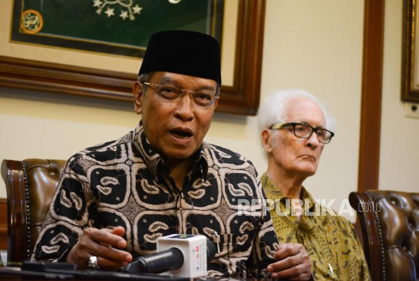 Ketua Umum Pengurus Besar Nahdlatul Ulama (PBNU) KH. Said Aqil Siroj (kiri).