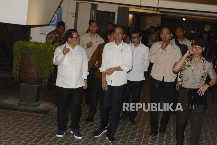 Presiden terpilih Joko Widodo usai menghadiri acara pembubaran Tim Kampanye Nasional (TKN) Joko Widodo-Ma'ruf Amin di Jakarta, Jumat (26/7).
