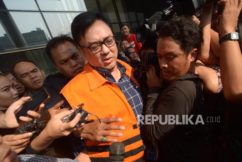 Billy Sindoro, an executive of diversified conglomerate Lippo Group, wears orange jacket of KPK detainee after being questioned as suspect in bribery case of Meikarta permit at Corruption Eradication Commission (KPK) building, Jakarta, Tuesday (Oct 16).