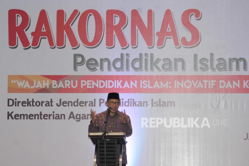 Menteri Agama Lukman Hakim Saifuddin memberikan sambutan pada pembukaan Rapat Koordinasi Nasional Pendidikan Islam Kementerian Agama di Hotel Mercure, Ancol, Jakarta, Rabu (14/3).