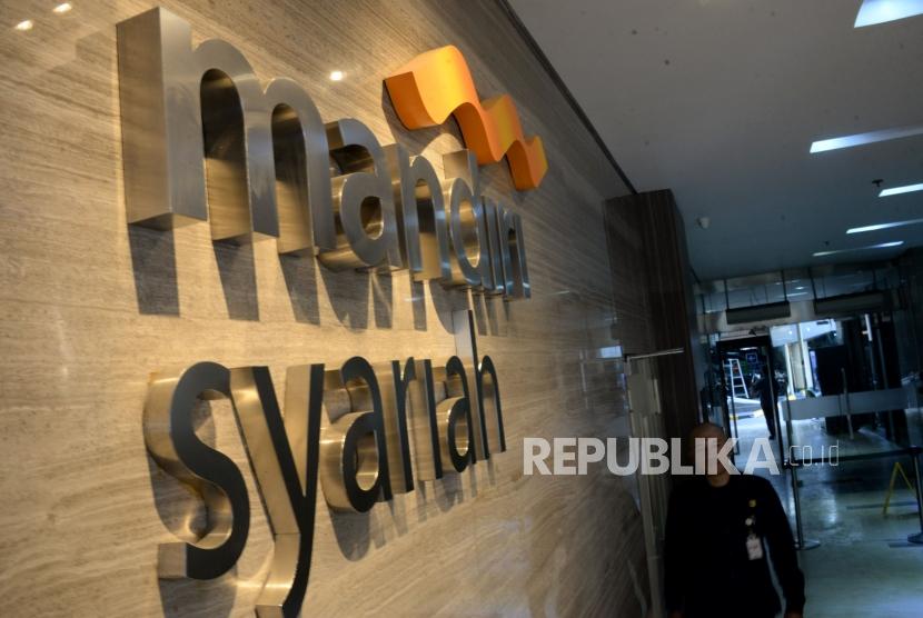 Petugas keamanan melintas didekat logo Bank Syariah Mandiri di Jakarta. Bank Syariah Mandiri (Mandiri Syariah) telah merestrukturisasi pembiayaan sekitar Rp 3 triliun hingga pertengahan Mei 2020 ini. 