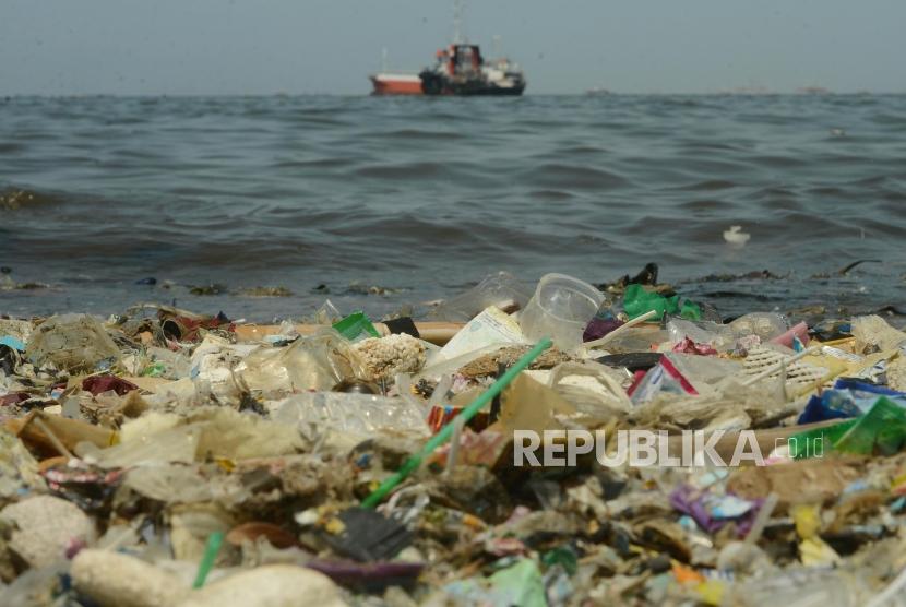 Sejumlah sampah mengalir ke perairan Teluk Jakarta di Cilincing, Jakarta Utara.