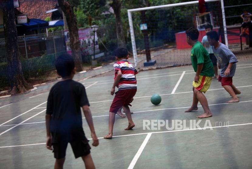 Sejumlah anak bermain bola di Ruang Publik Terpadu Ramah Anak Gajah Mada, Jakarta, Kamis (20/9).