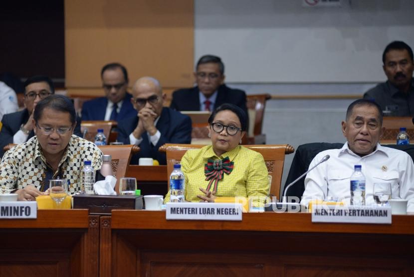 Menteri Pertahanan Ryamizard Ryacudu bersama Menlu Retno LP Marsudi dan Menkominfo Rudiantara mengikuti Rapat Kerja dengan Komisi I DPR di Kompleks Parlemen, Senayan, Jakarta, Kamis (5/9).