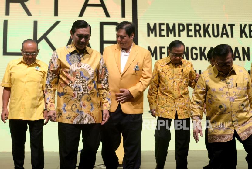 Ketua Umum Partai Golkar Airlangga Hartarto (ketiga kanan) bersama Menko bidang Kemaritiman Luhut Binsar Panjaitan (kedua kiri), Ketua Dewan Pembina Aburizal Bakrie (kiri), Wakil Ketua Dewan Kehormatan Akbar Tanjung (kedua kanan) dan Ketua Dewan Pakar Agung Laksono (kanan) berjalan usai membuka Rapimnas Partai Golkar di Jakarta Convention Center, Senin (18/12).