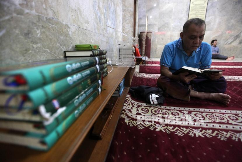 Masjid Sunda Kelapa Islamkan 19 Ribu Orang. Seorang jamaah membaca Alquran seusai shalat di Masjid Sunda Kelapa, Jakarta.