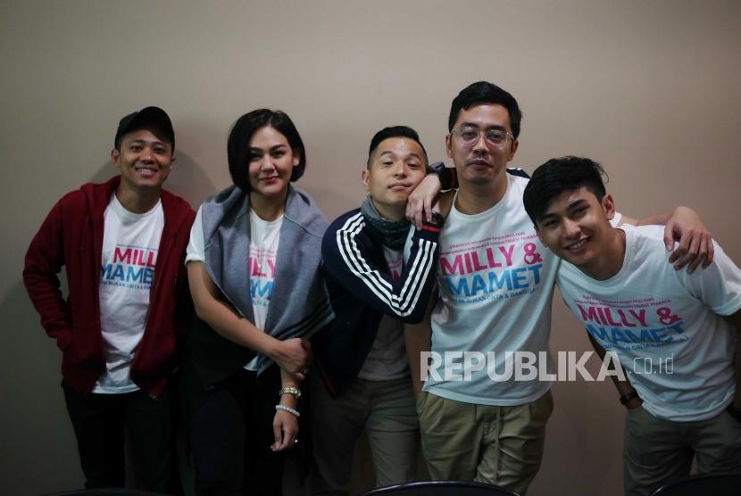 Artis dan sutradara pendukung Film Milly & Mamet Acho, Sissy Prescillia, Ernest Prakasa, Dennis Adhiswara dan Ardit Erwandha,  berfoto saat mengunjungi kantor Redaksi Republika di Jakarta.
