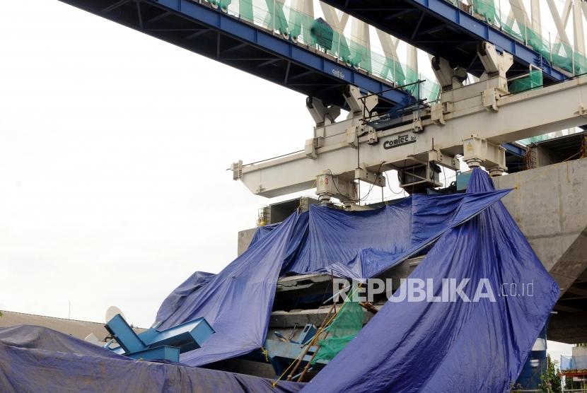Kondisi konstruksi proyek Light Rapid Transit (LRT) yang roboh di kawasan Jalan Raya Kayu Putih, Pulogadung, Jakarta Timur, Senin (22/1).