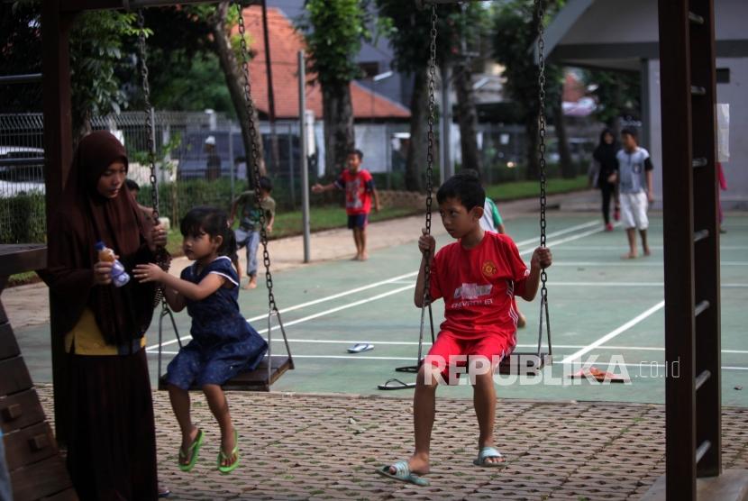 Sejumlah anak bermain ayunan di Ruang Publik Terpadu Ramah Anak Taman Gajah, Jakarta Selatan, Jumat (2/2).