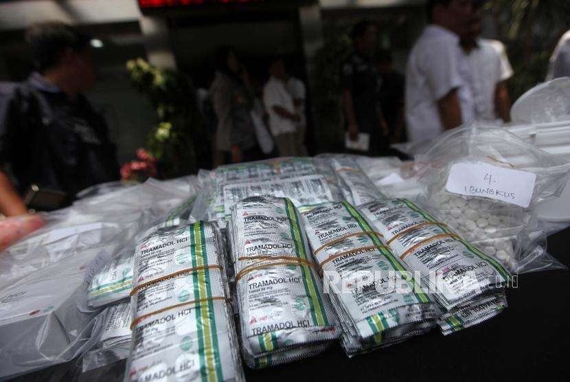 Barang bukti obat-obatan yang diperlihatkan saat rilis pengungkapan kasus tindak pidana peredaran yang diduga palsu dan obat keras ilegal di Mapolda Metro Jaya, Jakarta, Selasa (18/9).