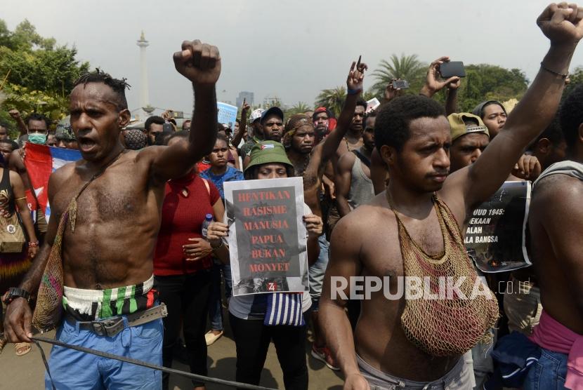 Sejumlah massa yang tergabung dalam Mahasiswa Papua Anti Rasisme, Kapitalisme, Kolonialisme dan Militerisme menggelar unjuk rasa di Jalan Merdeka Utara, Jakarta, Kamis (22/8).