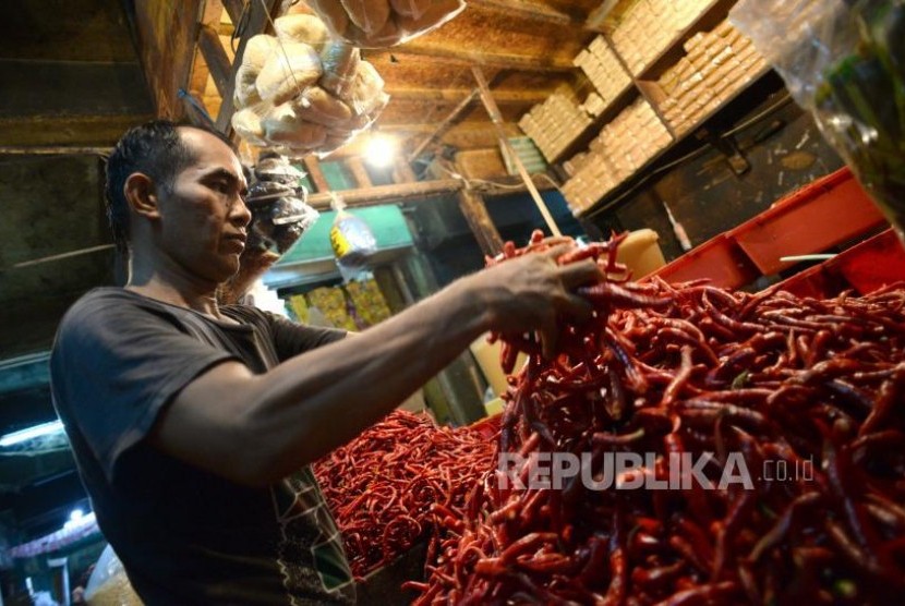 Cabai Merah Sumbang Inflasi Oktober. Pedagang merapikan cabai merah di Pasar Senen, Rabu (1/11).