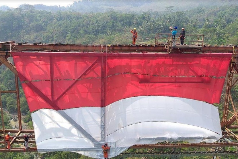 Bendera Merah Putih Raksasa Dipasang di Jembatan KA Cisomang