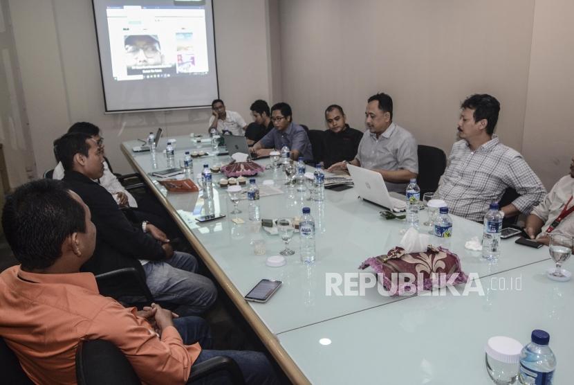 Kunjungan Rumah Zakat. Sejumlah redaksi harian Republika saat berdiskusi dengan sejumlah perwakilan Rumah Zakat, di Pejaten, Jakarta Selatan, Rabu (17/7).