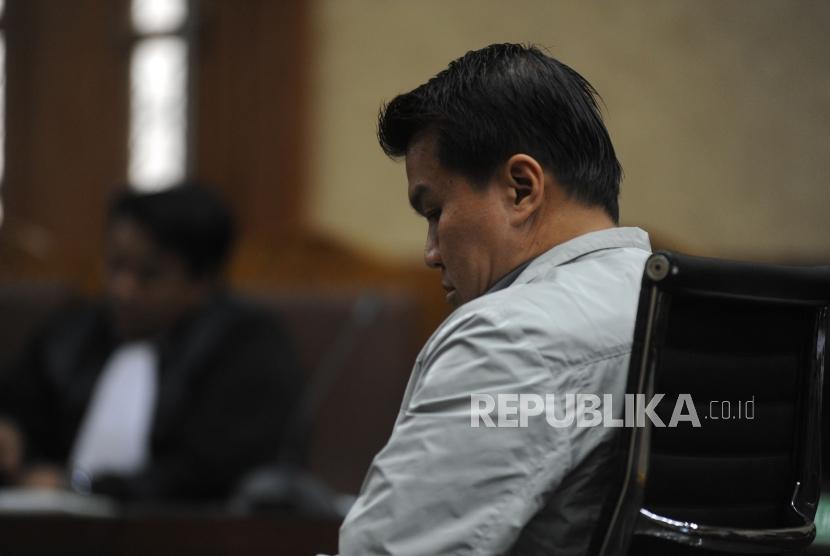 Terdakwa kasus korupsi KTP Elektronik Setya Novanto mencatat keterangan saksi dalam i sidang lanjutan di Pengadilan Tipikor, Jakarta Pusat, Kamis (11/1).