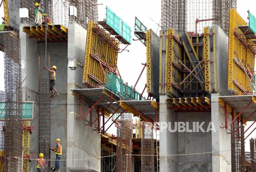 Anggaran Proyek Infrastruktur. Pekerja menyelesaikan proyek rumah susun di Jakarta, Kamis (23/11).