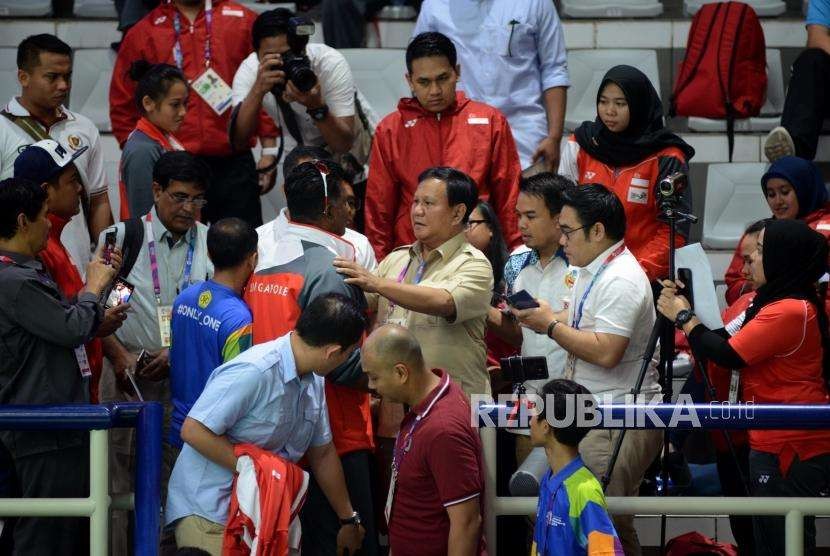 Ketua Umum Pengurus Besar Ikatan Pencak Silat Seluruh Indonesia Prabowo Subianto saat tiba untuk menonton pertandingan cabang olahraga silat Asian Games 2018 di Padepokan Pencak Silat TMII, Jakarta, Rabu (29/8).