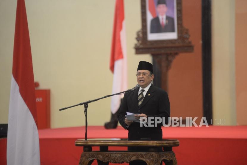 Ketua DPR Bambang Soesatyo memberikan sambutan pada acara pelantikan sekjen DPR di Gedung Nusantara IV, Kompleks Parlemen, Senayan, Jakarta, Selasa (22/5).