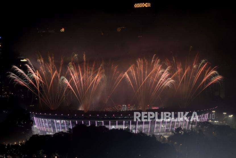 Pesta kembang api menyemarakkan Upacara Penutupan Asian Games 2018 di Stadion Utama GBK, Senayan, Jakarta, Ahad(2/9).